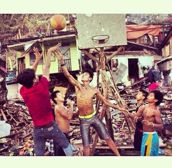 MarcGalver's tweet photo. #frac1 A Filipinas et pots trobar una cistella de Basquet a qualsevol poble i les desgracies no els paren. http://t.co/63qhh6lsvI