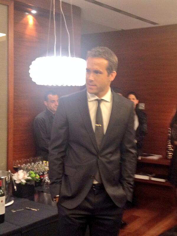 telva's tweet photo. ยกNuestros 5 minutos de gloria! Con Ryan Reynolds celebrando el aniversario de #BOSSBottle "Me encanta Madrid", dice. http://t.co/Ex4Oap7cVL