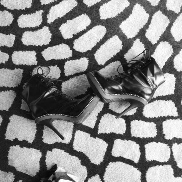 gwenstefani's tweet photo. Throwing these guys on again today who knew we would be such good friends gx http://t.co/Nq2r5YQT8h
