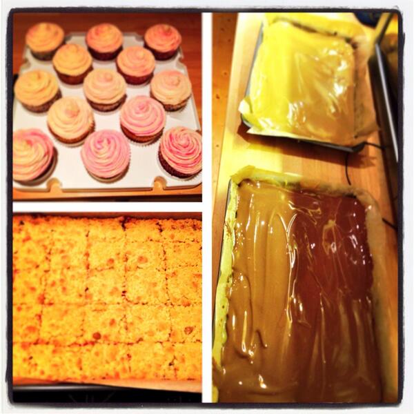 BekiFisk's tweet image. What I have spent my evening doing... #cake #raspberrycrumble #millionnaireshortbread #feelsick