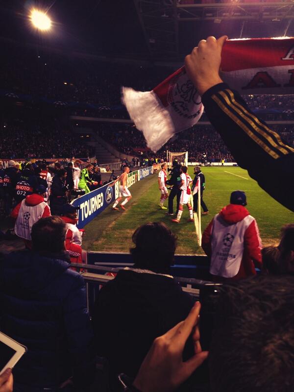 rdeelstra's tweet photo. Op de plek van gevallen supporter in de Arena werden de shirts van Davy Klaassen en Viktor Fischer gelegd. #ajabar http://t.co/ZBUo0RdSFB