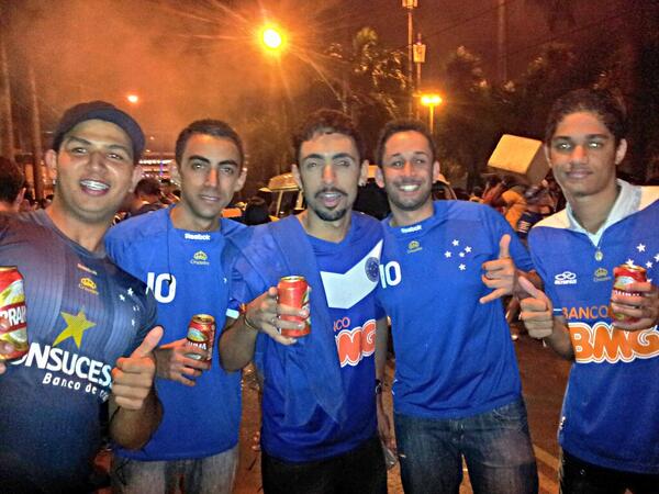 valdirvirjao's tweet photo. Davi, Lucas, Eu, Rhamon e 'Jão'. Cruzeiro 3x0 Botafogo tipo loucoos! #TeveBaum http://t.co/ExrQqHfuQd
