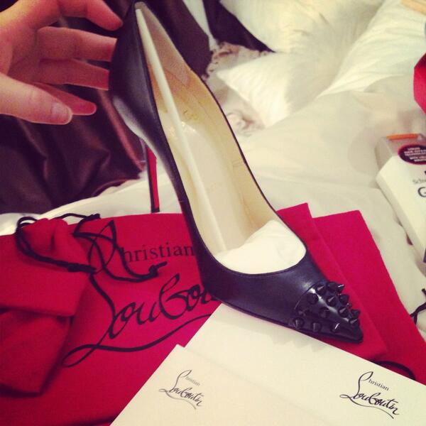 PoppyHawk1's tweet image. Thank you @JGTrav @LouboutinWorld you know how to buy a girl a 21st present! #nottakingthemoff  #redsoles 