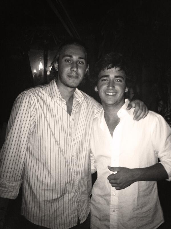 richicharro's tweet photo. Felicidades hermanito @alemartinez2711 eres el mas grande tio! http://t.co/7FgZwZDb8S