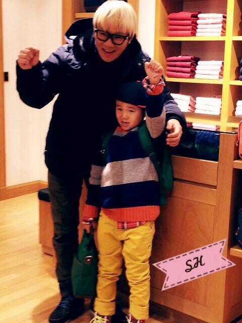 b_maside's tweet image. 엄마네 매장에 윤민수씨랑 윤후가 왔다....ㅎㅅㅎ
난 못갔지만 사진이 날라왔다..
그 프로 안보는데 윤후 넘 긔엽닼ㅋㅋㅋㅋㅋㅋㅋㅋㅋㅋㅋㅋㅋㅋ 민수 아찌도 잘생겼다 'ㅂ'