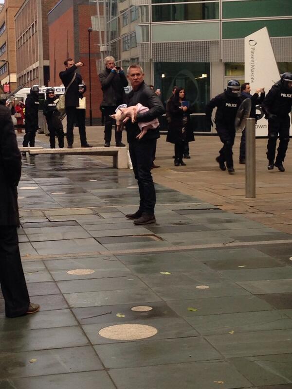 _lauraking_'s tweet image. Just saw @GaryLineker holding two pigs being chased by protesters #walkers #normalmorning
