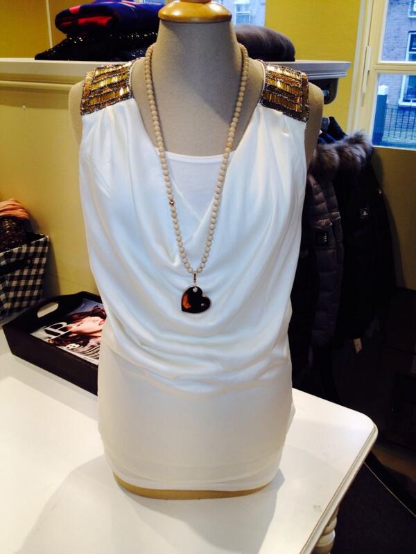 Prachtige top voor de Feestdagen,deze is ook in zwart en rood verkrijgbaar !!! Rt Rt