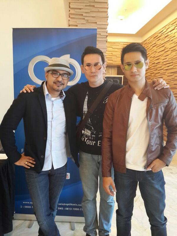 Pose keren <a href="/DavidChalik/">David Chalik</a> @marceldewi <a href="/lianfirman7/">Lian Firman</a> dengan kacamata Optik Seis ;) #tomford #rayban