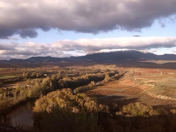 haroturismo's tweet photo. Vistas espectaculares,el Río Ebro a su paso por #LaRioja y la Sierra de Toloño con un sombrero blanco #LaRiojaApetece http://t.co/neUWoQ4EQm