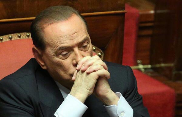 repubblica's tweet photo. Il Senato vota sì alla #decadenza. #Berlusconi è fuori dal Parlamento http://t.co/UCrdWzneYV http://t.co/Li4xMuB6kA