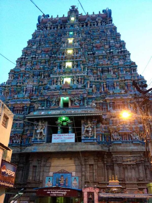 Sri Meenakshi Temple, 据说建于16世纪，位于印度七大圣教神地之一的马杜赖(Madurai)。其雄浑壮阔非三言两语可道尽，唯有亲临方知妙哉几许！时隔两年，夜访神庙，大神不飞，圣雕不动，变的多在行人。