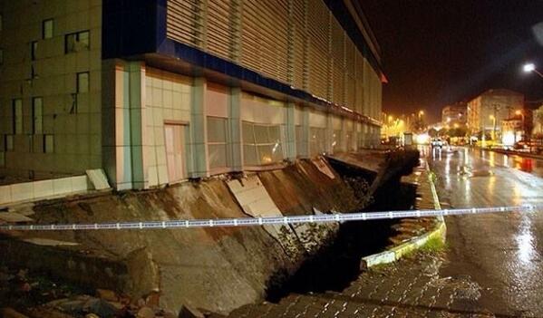 Yağmur nedeniyle İda Park alışveriş merkezinin otoparkı yolla birlikte çöktü. Kaldırım taşı yerine altyapı lütfen.