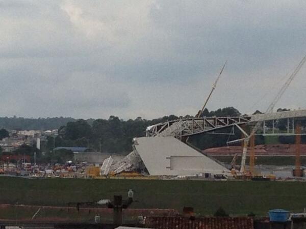 WC Stadium Collapse in Sao Paolo BaFntOnCQAEow0Z