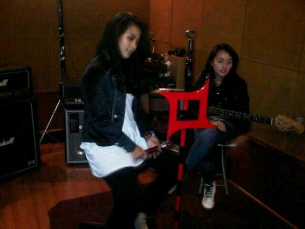 kotakband_'s tweet photo. Ngintip workshop ahhhh http://t.co/thEbD3BmqU
