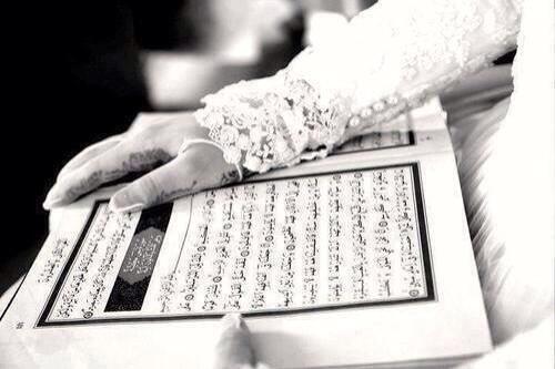 tn_h_ed's tweet photo. ،،،

 قال أحد السلف :
لم أرى خليلاً يرفع قدر خليله كالقرآن !
 فطوبى لمن اتخذَّ القرآن خليلاً   ❤http://t.co/gV7wYnJ3Mw

،،،