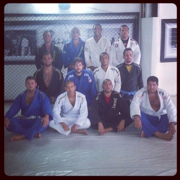 yurimjj's tweet photo. Treino de 12:00 obrigado pessoal!
#GracieBarra BH mamute team!! http://t.co/rinOb0B5GF