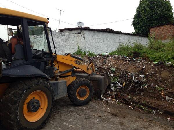 _joaodossantosf's tweet photo. @pmjpEMLUR Executando mais um serviço no Bairro do Padre Zé. http://t.co/9XVQcbeCSt