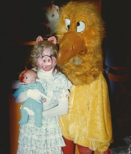 Смешной костюм кролика. Страшные аниматоры. Страшные костюмы аниматоров. Ужасные детские костюмы на утренник. Аниматор чебурашка.