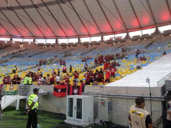 AthleticoPR's tweet photo. Primeiros atleticanos já dentro do Maracanã. Daqui a pouco o Furacão em campo! #capnafinal #EuNoMaraca http://t.co/GEe28HQmFw