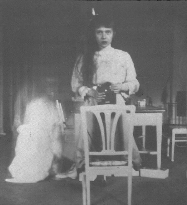 imagensHis's tweet photo. A Grã-duquesa Anastásia Romanov, em 1913, já tirando fotos na frente do espelho. http://t.co/c5GF9sWfZd