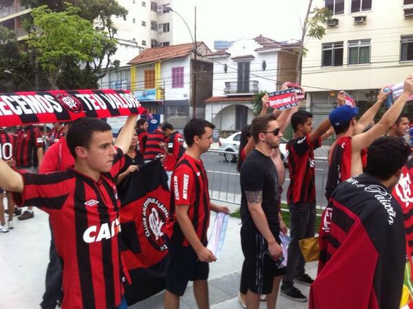 AthleticoPR's tweet photo. Atleticanos com faixas e cachecóis na entrada do Maracanã. #capnafinal http://t.co/aWJVidU1fp