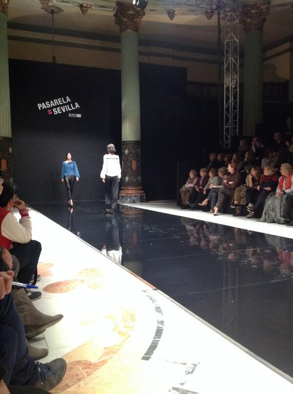 munoz_rafa's tweet photo. Último desfile del día en #pasarelasevilla y turno de #polnuñez http://t.co/ohF4a0pLOL