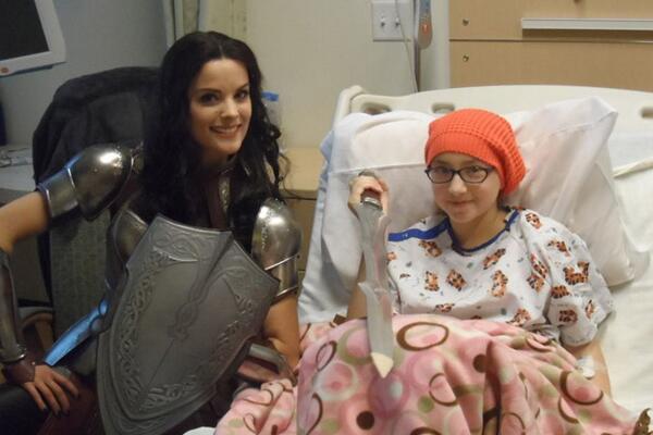 screencrushnews's tweet photo. The awesome @JaimieAlexander surprises kids in the hospital, shows up in full Sif costume: http://t.co/DgzFcG6ZLf http://t.co/iLempMgjLo
