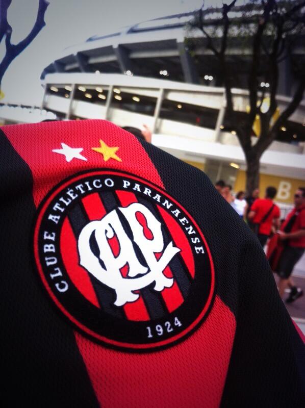 AthleticoPR's tweet photo. Faltam poucas horas. É o #capnafinal e os atleticanos no Maracanã. #EuNoMaraca http://t.co/vity5bzYrt