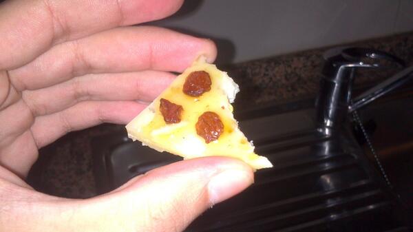 Germantequilla2's tweet photo. Queso curado + pasas Sultanas + miel = morir de suicidio http://t.co/73Q0AlLbRW