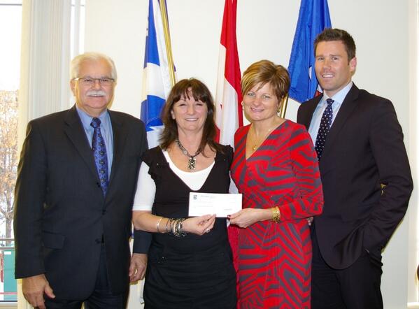 CSCNNews's tweet image. Huge thank you Janet Mosier and Jason Byrne from @RBCinYEG for generous $15,000 to Projet ESPOIR/ mental health! #yeg