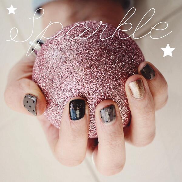 bloomessentials's tweet image. If you're planning on cute, sparkly nails for the holidays you best book now! December is filling up!