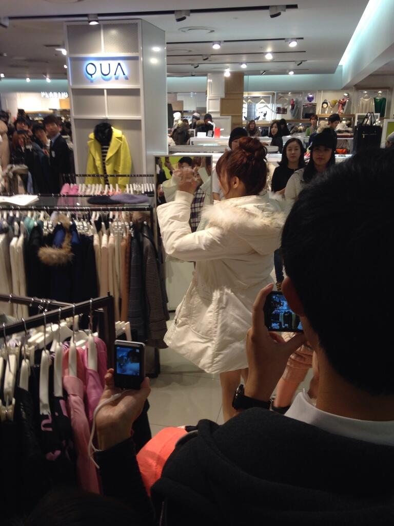[PIC][28-11-2013]Tiffany ghé thăm cửa hàng "QUA" ở Hyundai Department Store vào trưa nay BaI25D2CEAA5UGK