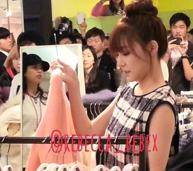 [PIC][28-11-2013]Tiffany ghé thăm cửa hàng "QUA" ở Hyundai Department Store vào trưa nay BaI8nhuCQAAQcGM