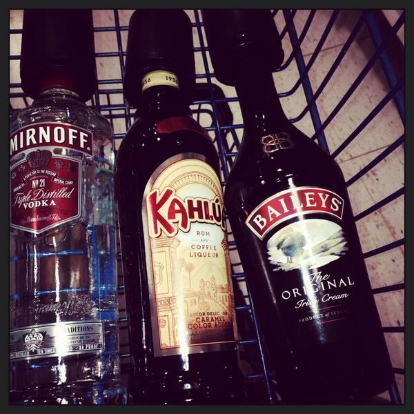 meltydawne's tweet photo. Who says Thanksgiving cooking HAS to be stressful? #tistheseason http://t.co/CEPTB62zYT