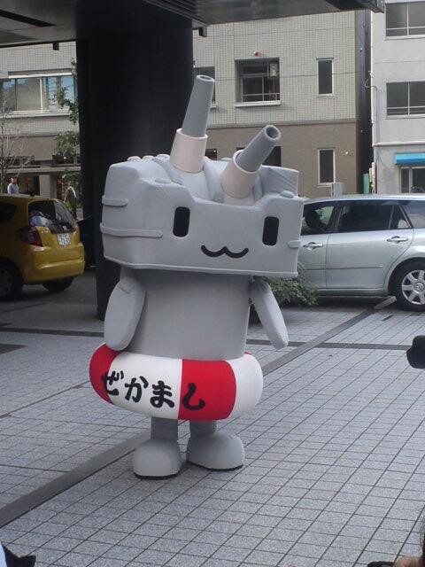 tozamasan's tweet photo. 角川の前になんかいた http://t.co/PKfxiykgou