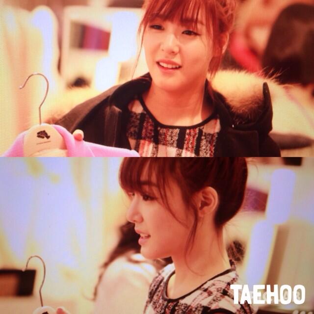 [PIC][28-11-2013]Tiffany ghé thăm cửa hàng "QUA" ở Hyundai Department Store vào trưa nay - Page 2 BaJNHiCCAAEvqfO