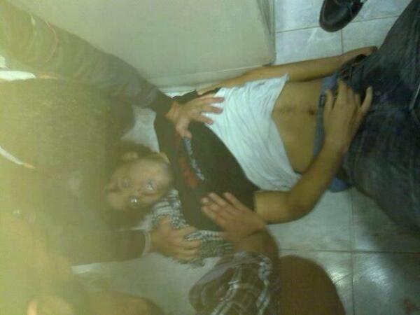 مقتل طالب في كلية هندسة القاهرة اثر الاشتباكات بين الأمن وطلاب الاخوان BaK0weNCYAApl64