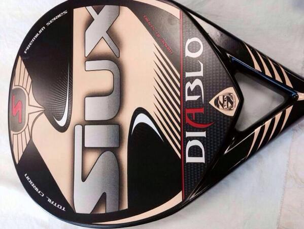 Así es nuestra siux DIABLO Antes de ser perforada la goma EVA #feelthepadel