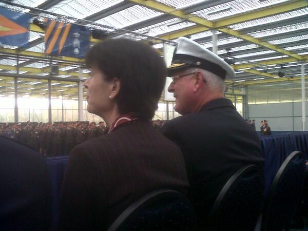 RT <a href="/hansdamen/">Hans Damen</a>: Samenwerking <a href="/minbuza/">Ministerie van BZ</a> en <a href="/defensie/">Ministerie van Defensie</a> gesymboliseerd; <a href="/RJonesBos/">Renée Jones-Bos</a> en <a href="/vadmborsboom/">VADM Borsboom</a> bij medalparade