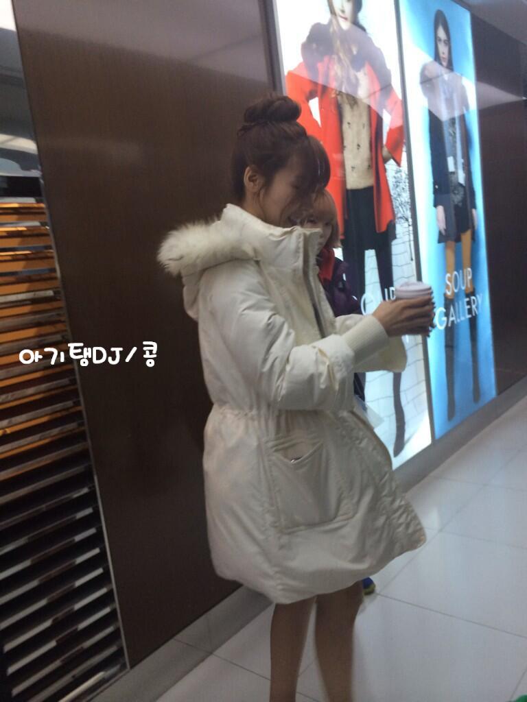 [PIC][28-11-2013]Tiffany ghé thăm cửa hàng "QUA" ở Hyundai Department Store vào trưa nay BaKNf7lCMAAW5U5