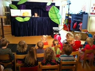 Voorstelling Rupsje nooitgenoeg in kader van de boekenstart bij Speelbrink in Ruinen. Leuke voorstelling