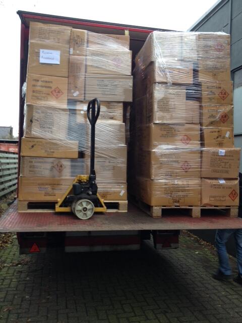 Even een oplegger vuurwerk lossen. Reinders #vuurwerk #ruinerwold