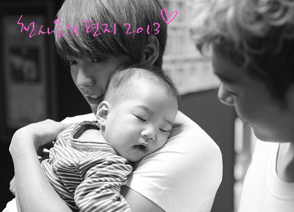 Корея сын отца. Сынок кореец. Кореец с ребенком на плечах и блондинка. Милое фото корейского ребёнка и мамы ч/б.