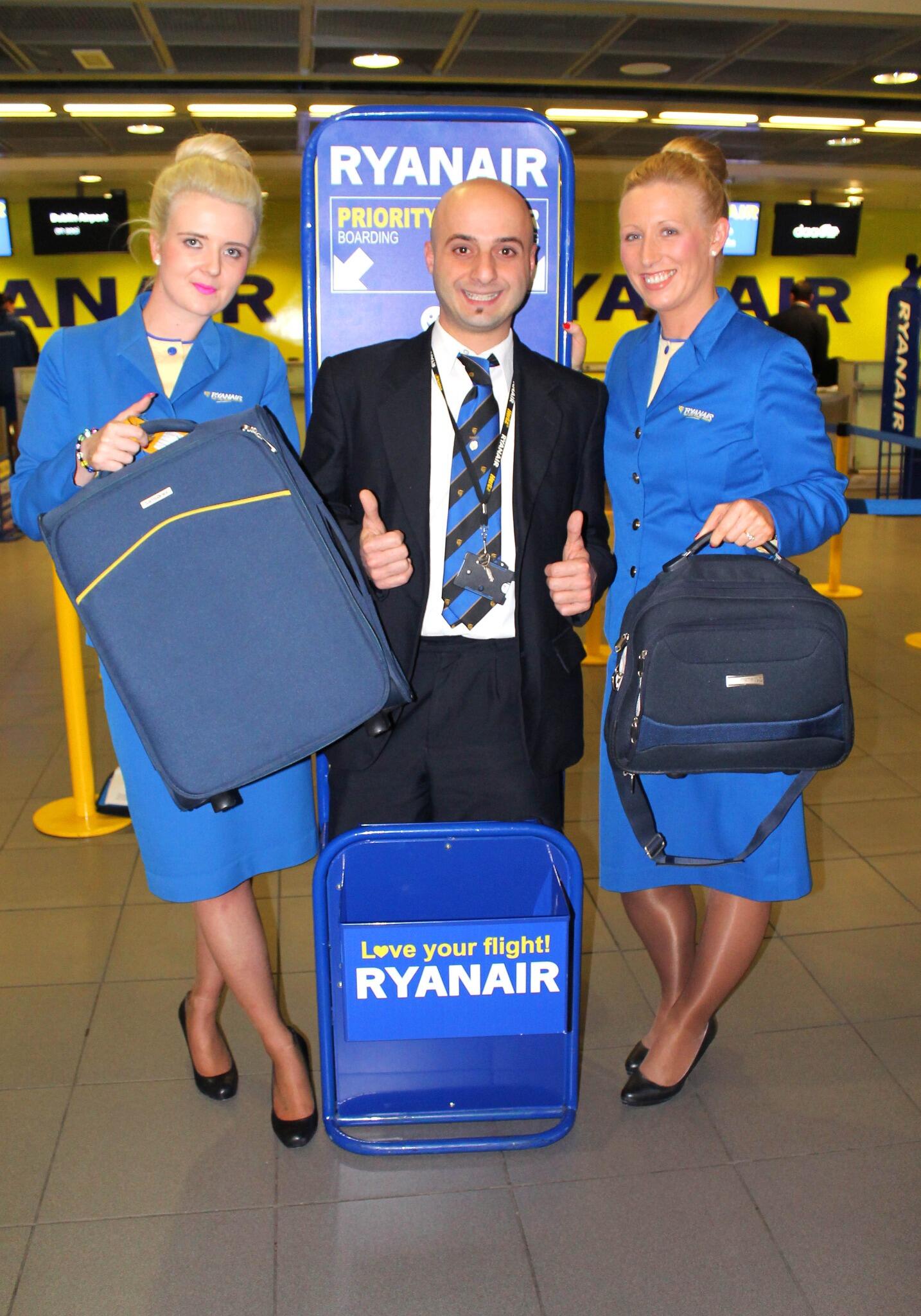 Ютэйр ручная кладь что можно. 10 Кг Cabin Bag Ryanair. Ryanair ручная кладь. Ryanair Cabin Baggage 10 kg. Авиакомпания Райнэйр.