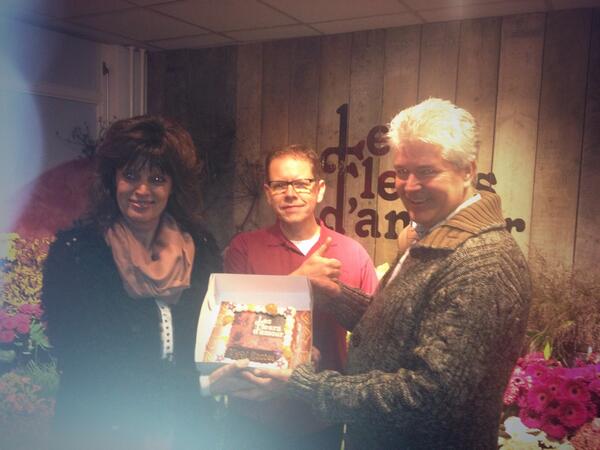 Onze nieuwe collega ondernemer van les fleur D amour uit norg (nu ook in zuidlaren) een taart gebracht. SUCCES!!