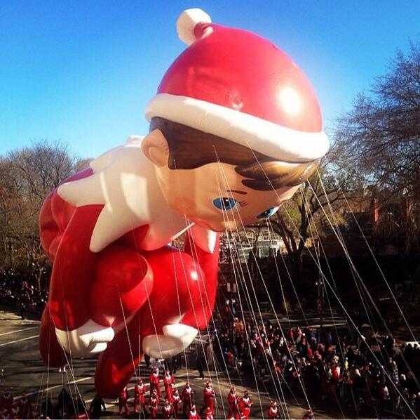 #Elfieselfie Takin' a break from the shelf to fly through the city. Who saw me?!?? #elfonashelf
