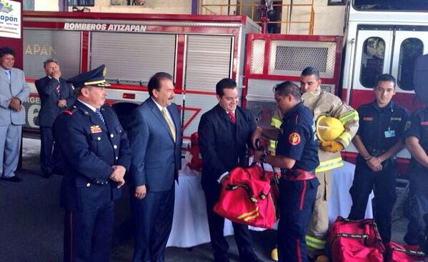 La Dirección General de #ProtecciónCivil <a href="/DelaCruzMusalem/">Ricardo de la Cruz Musalem</a> Entrega de equipo para Bomberos en <a href="/Atizapan_Z/">Atizapan de Zaragoza</a>