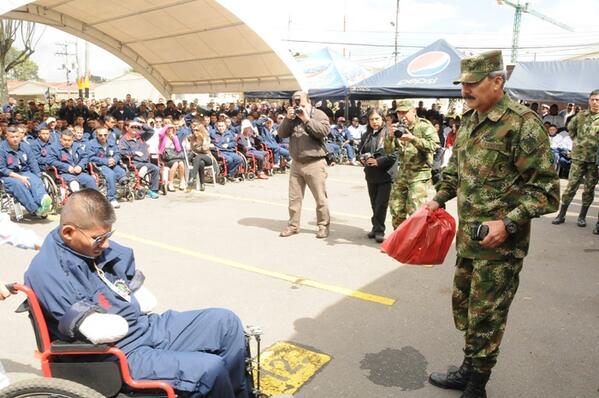 COL_EJERCITO's tweet photo. Nuestra eterna gratitud por el sacrificio de los soldados de Colombia. Ellos hacen cosas extraordinarias #Gracias http://t.co/QFfhD3T1Mh