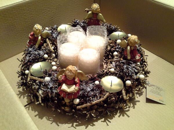 Šovakar Amber-rūķi cītīgi pako rītdien piegādājamos Adventes vainagus... Eņģeļmeitiņas rīt dosies iepriecināt! :)