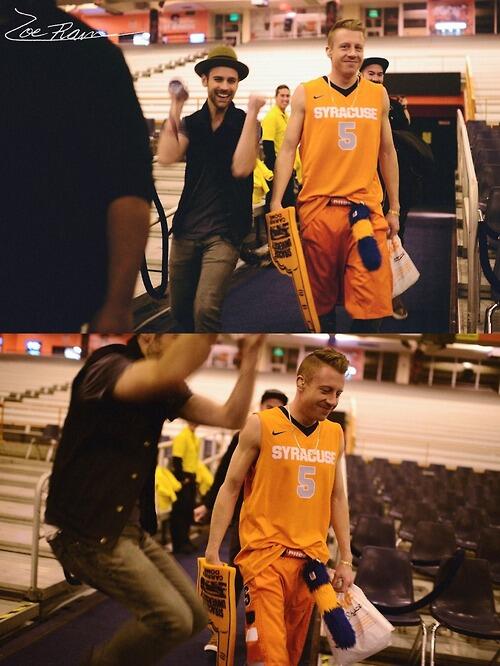 TeamMackBrasil's tweet photo. Macklemore &amp; Ryan Lewis #hiphopartist #PeoplesChoice http://t.co/Lk7wlZs1BH
